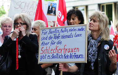 Schlecker-Verkäuferinnen im Juni vor dem sächsischen W... Schlecker-Verkäuferinnen im Juni vor dem sächsischen W...