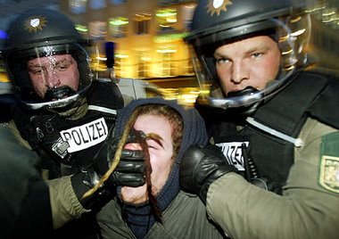 Nicht nur zu linken Demonstranten fies: bayrische Polizisten