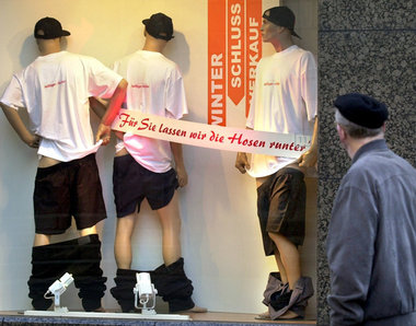 Wenn Menschen vor Schaufenstern stehenbleiben, um Beschwerden zu...