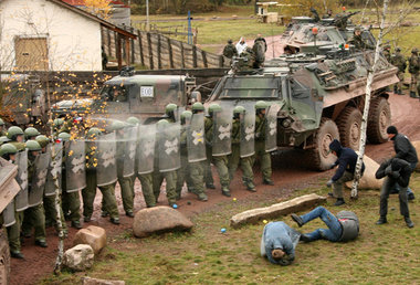 Soldaten der Bundeswehr trainieren im G&Uuml;Z Letzlingen das Ni...