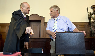 Rechtsanwalt Carsten Schrank mit seinem braungebrannten Mandante... Rechtsanwalt Carsten Schrank mit seinem braungebrannten Mandante...