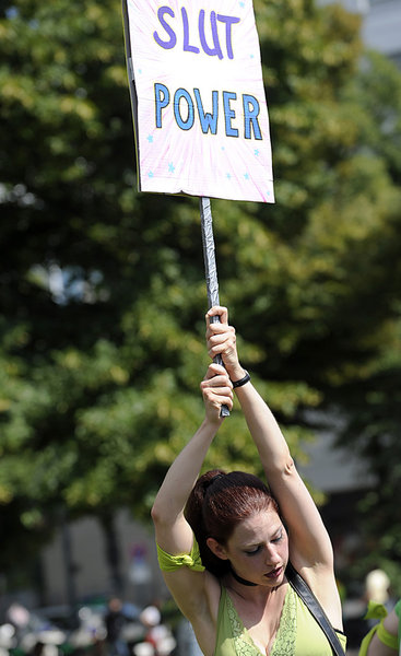 Bekenntnisse junger Feministinnen wie dieses auf einer Demo in B... Bekenntnisse junger Feministinnen wie dieses auf einer Demo in B...