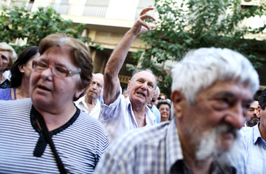 Sturm aufs Gesundheitsministerium: Rentner protestieren in Athen...