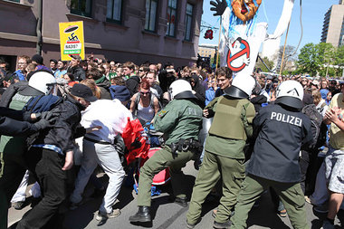Schon am 1. Mai 2011 ging die Polizei in Halle rabiat gegen Anti... Schon am 1. Mai 2011 ging die Polizei in Halle rabiat gegen Anti...