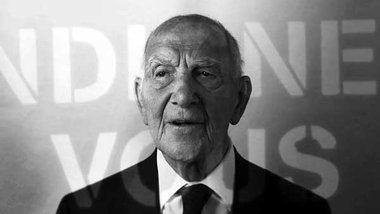 Stéphane Hessel gab der Bewegung einen Leitspruch: »... Stéphane Hessel gab der Bewegung einen Leitspruch: »...
