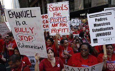 Zehntausende protestieren gegen die Schulpolitik von Chicagos B&... Zehntausende protestieren gegen die Schulpolitik von Chicagos B&...