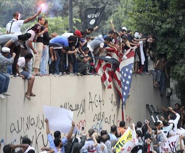 Demonstranten auf dem Gelände der US-Botschaft in Kairo Demonstranten auf dem Gelände der US-Botschaft in Kairo