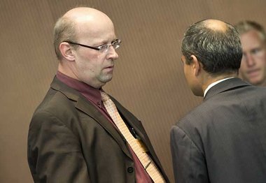 Andreas Temme (l.) vor dem Untersuchungsausschuß im Gespr&... Andreas Temme (l.) vor dem Untersuchungsausschuß im Gespr&...
