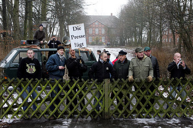 Neonazis auf dem Heisenhof in Doerverden (Niedersachsen), 30. Ja... Neonazis auf dem Heisenhof in Doerverden (Niedersachsen), 30. Ja...