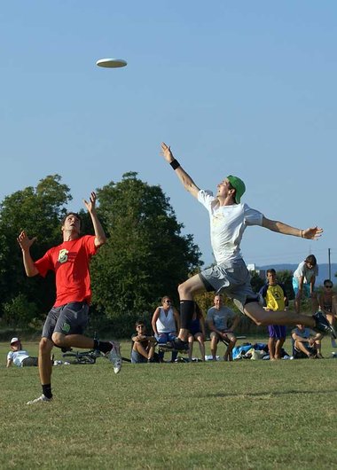 Scheibenkleister: Ein »Heidee« (r.) verpaßt ebenso das Frisbee ... Scheibenkleister: Ein »Heidee« (r.) verpaßt ebenso das Frisbee ...