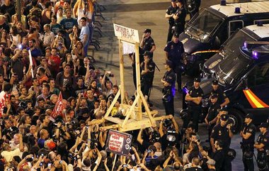 Die Diebe einen Kopf kürzer machen: Protest gegen die Kürzungspo...