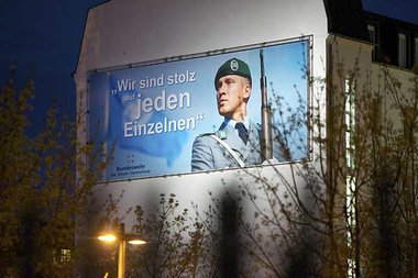 &raquo;Wir sind wieder wer&laquo;: Plakat an der Fassade des Ver...
