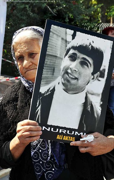 Am Freitag in Ankara: Eine alte Frau zeigt das Bild ihres unter ...
