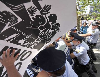 Polizei gegen Demonstranten. Protestaktion gegen K&uuml;rzungspr...