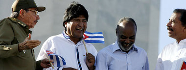 Auf der Tribüne der Militärparade am Sonnabend in Havanna: Raúl ... Auf der Tribüne der Militärparade am Sonnabend in Havanna: Raúl ...