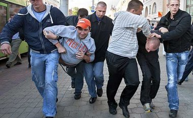 Minsk, Juli 2011: Polizisten in Zivil gehen gegen Demonstranten ...
