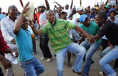Jubel bei den Bergarbeitern von Marikana nach der Einigung Jubel bei den Bergarbeitern von Marikana nach der Einigung