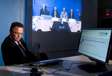 Klick gegen rechts? Innenminister Hans-Peter Friedrich (CSU) nim... Klick gegen rechts? Innenminister Hans-Peter Friedrich (CSU) nim...