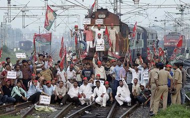 Streikende sperren Schienen bei Allahabad, um gegen die Wirtscha...