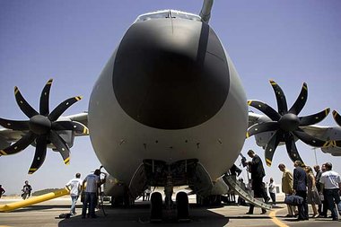 Mächtig gewaltig. Und teuer. Truppentransporter Airbus A400... Mächtig gewaltig. Und teuer. Truppentransporter Airbus A400...