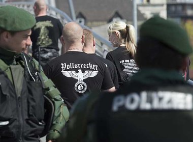 Wo geht’s zur Therapiegruppe? Neonazis in Hof, Bayern Wo geht’s zur Therapiegruppe? Neonazis in Hof, Bayern