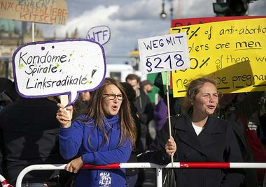 Teilnehmerinnen der Gegenkundgebung auf dem Berliner Bebelplatz