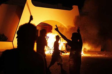 Demonstranten nach der Erstürmung des Hauptquartiers der Miliz A...