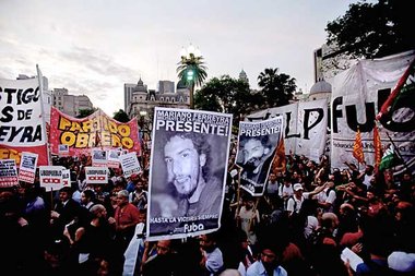 Tausende Demonstranten gedenken Mariano Ferreyra auf der Plaza d...