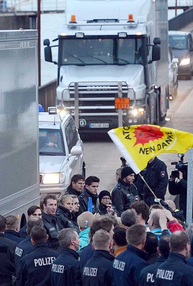 Ein Speziallastwagen verl&auml;&szlig;t am Sonntag abend den Haf...