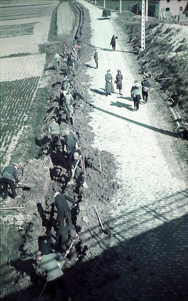 Belgische Zwangsarbeiter bei der Verlegung eines Kabels von Oste... Belgische Zwangsarbeiter bei der Verlegung eines Kabels von Oste...