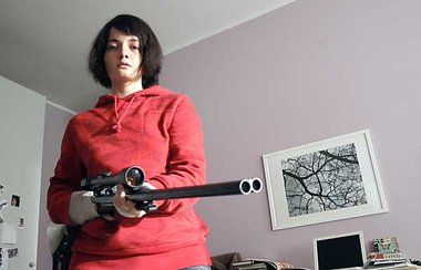 Die 16jährige Luca mit dem Gewehr ihres Vaters. »Ein ... Die 16jährige Luca mit dem Gewehr ihres Vaters. »Ein ...