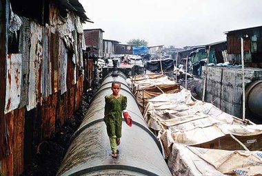 Welches Schicksal ereilt ihn? – »Dharavi, Slum for Sale« Welches Schicksal ereilt ihn? – »Dharavi, Slum for Sale«