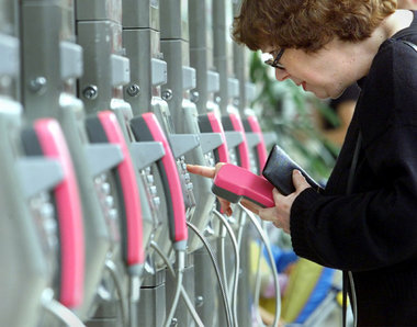 Vater Staat interessiert sich für jeden Griff zum Telefon Vater Staat interessiert sich für jeden Griff zum Telefon