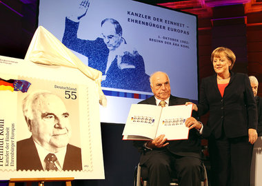 Bew&auml;hrtes Ries-Produkt: Helmut Kohl mit Kanzlerin Merkel be...
