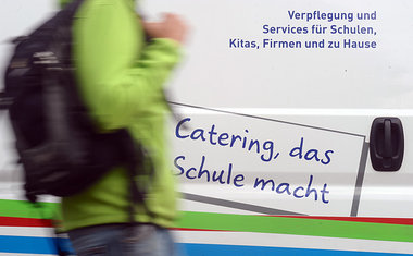 Der schlanke Staat setzt auf billige Gro&szlig;k&uuml;chenversor...