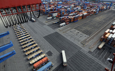Computergesteuerte Containerwagen am Hamburger Terminal Altenwer...