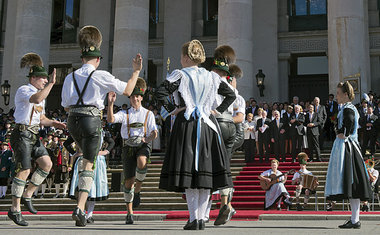 Vor dem Staatstheater in M&amp;uuml;nchen pr&amp;auml;sentierten...