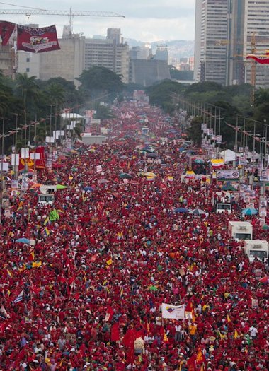 Hunderttausende auf der Avenida Bolívar