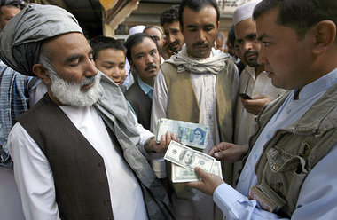 Dollar gegen Rial. Geldwechsler im afghanischen Herat