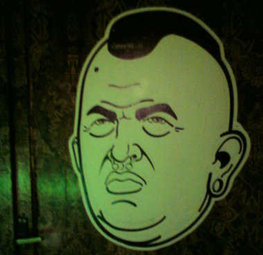 Chávez als Punk auf einem Graffiti in der »Puto Bar«
