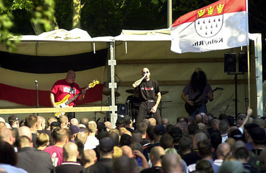 Oidoxie-Konzert im September 2003 auf einer Kundgebung neofaschi... Oidoxie-Konzert im September 2003 auf einer Kundgebung neofaschi...