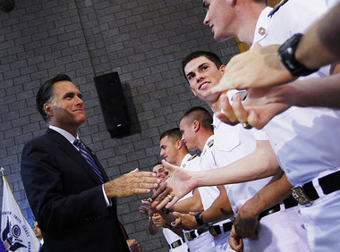 Shake hands mit Romney &ndash; Offizierssch&uuml;ler der Milit&a...