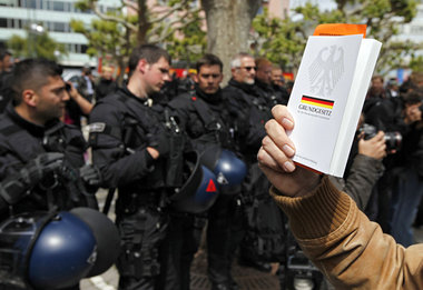 Hunderte demonstrierten am 17. Mai trotz Verbots und ausgerüstet... Hunderte demonstrierten am 17. Mai trotz Verbots und ausgerüstet...