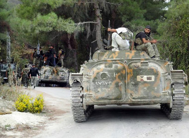 Kämpfer der »Freien Syrischen Armee« auf erbeuteten Panzerfahrze... Kämpfer der »Freien Syrischen Armee« auf erbeuteten Panzerfahrze...