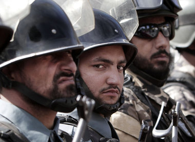 Von den Besatzungsmächten ausgebildete afghanische Soldaten währ... Von den Besatzungsmächten ausgebildete afghanische Soldaten währ...