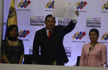Hugo Chávez mit CNE-Chefin Tibisay Lucena (rechts)