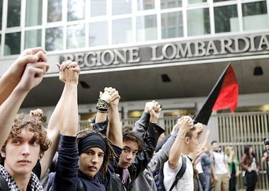 Demonstranten vor dem Gebäude der lombardischen Regionalver... Demonstranten vor dem Gebäude der lombardischen Regionalver...