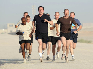 Der britische Premier David Cameron beim Frühsport mit Rekruten ... Der britische Premier David Cameron beim Frühsport mit Rekruten ...
