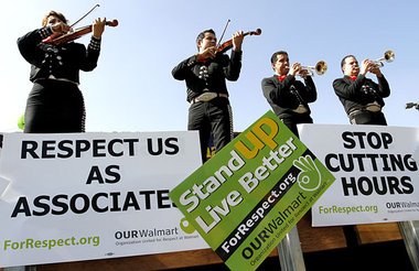 Musikalische Unterstützung: Mariachi-Band spielt für streikende ... Musikalische Unterstützung: Mariachi-Band spielt für streikende ...