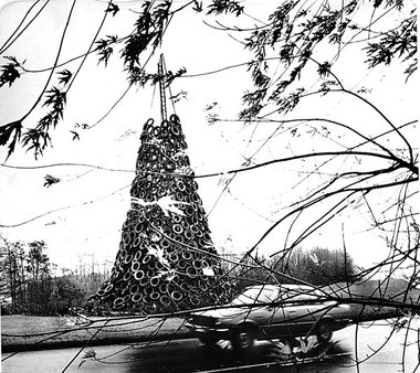 Fanal von 1980: Allan Kaprows »Autoreifenturm« Fanal von 1980: Allan Kaprows »Autoreifenturm«